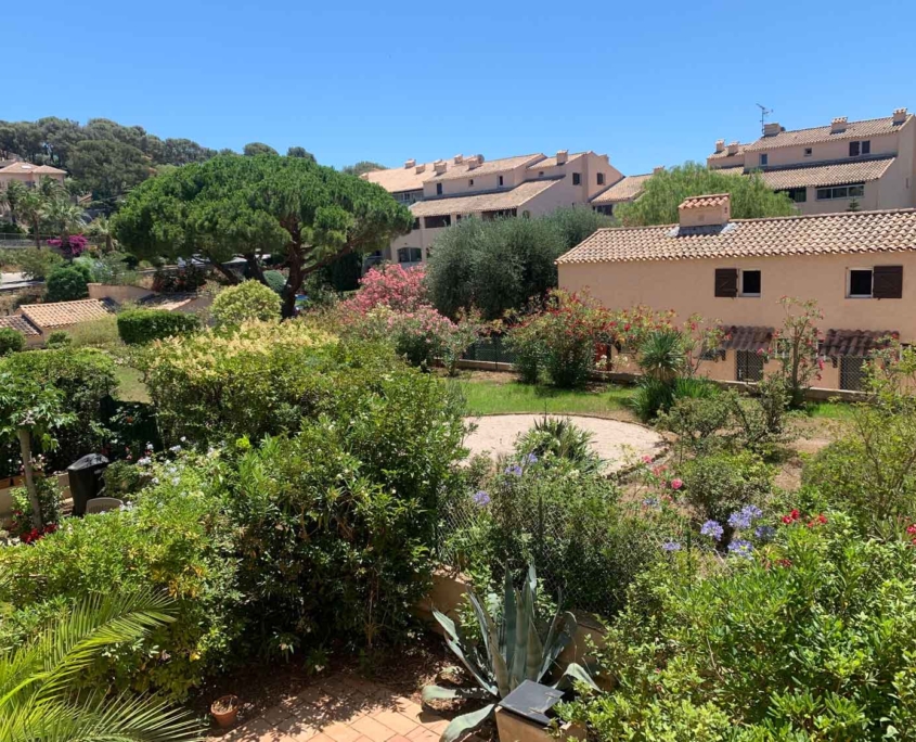 Location appartement de vacances à Saint Mandrier-sur-Mer dans le Var, à 5 minutes de la plage : vue sur jardin de la résidence