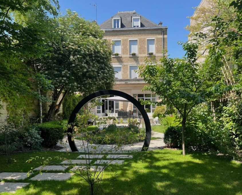 La Demeure des Sacres, chambres d'hôtes de charme au coeur de Reims en Champagne (le jardin en été)
