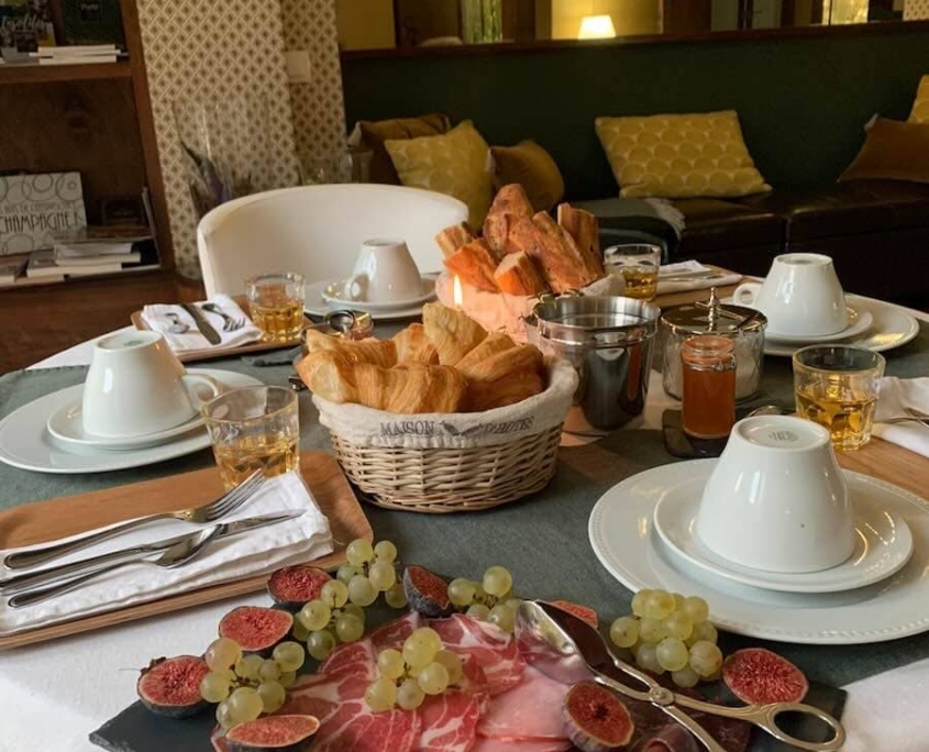 Maison d'hôtes de charme La Demeure des Sacres Reims : Petit déjeuner avec produits du terroir et fait maison