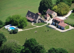 Vue aérienne du Clos Lascazes, maison d'hôtes de charme à Paleyrac en Périgord noir (Dordogne)