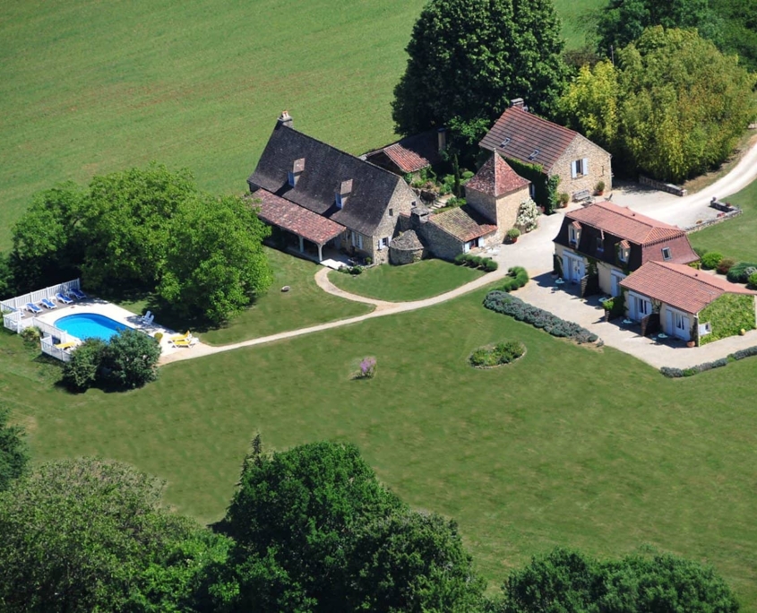 Vue aérienne du Clos Lascazes, maison d'hôtes de charme à Paleyrac en Périgord noir (Dordogne)
